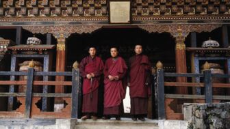 Drei Mönche vor einem Gebetstempel