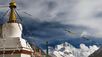 Höchstes Kloster der Welt Rongbuk Kloster und Everest im Hintergrund