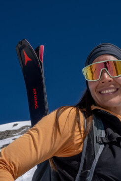 Bergführerin Susi Kraft mit lächeln im Gesicht an einem traumhaften Tag am Berg