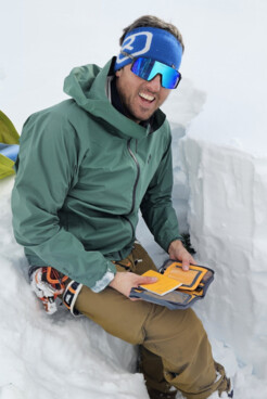 Bergführer Robert Gruber sitz im Schnee