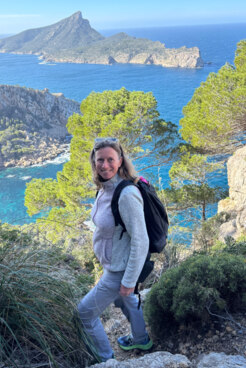 Wanderführerin Alicia Vanrell Valkenburg mit dem Meer im Hintergrund