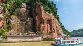 Der größte Buddha der Welt, direkt im Berg und am Flussrand in Chengdu