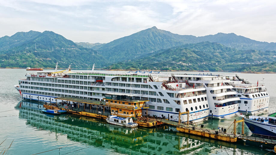 Drei riesige moderne Kreuzfahrtschiffe im Yangtse Fluss