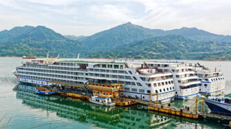 Drei riesige moderne Kreuzfahrtschiffe im Yangtse Fluss