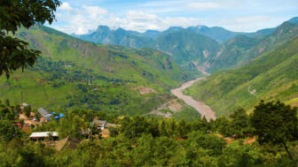 Aufgenommen auf dem Weg von Lijiang nach Panzhihua, der Jisha Fluss, zwischen herrlichen Berglandschaften