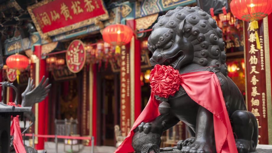 Eine chinesische Löwenstatue im Wong-Tai-Sin-Tempel in Hongkong
