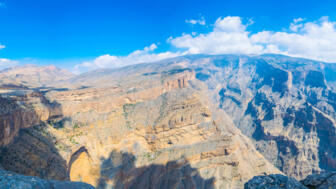 Blick auf das felsige Hadschar-Gebirge desOman