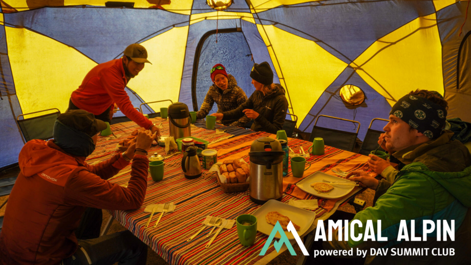 Gruppe beim Essen im Zelt