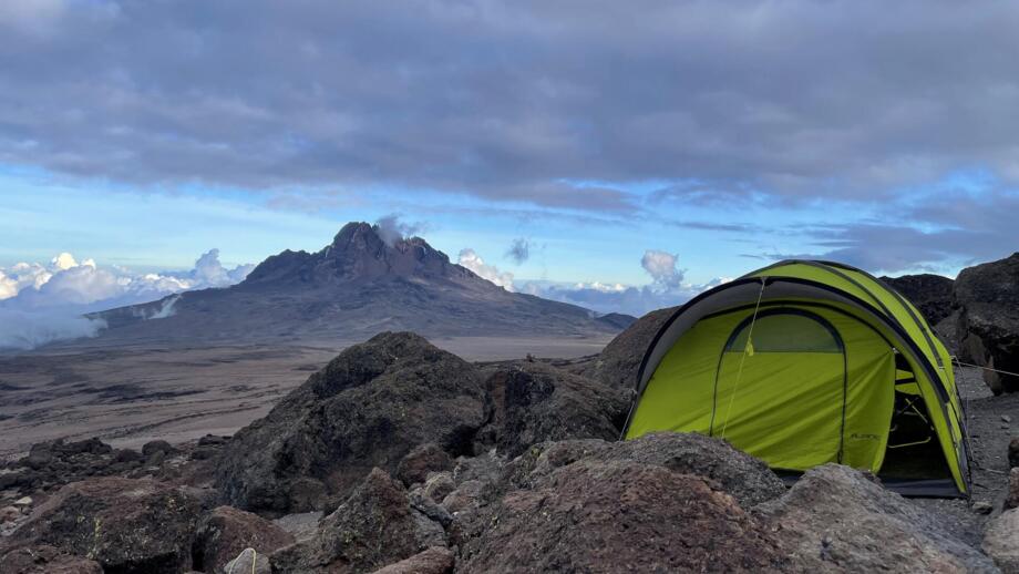 Ein Zeltcamp auf der Umbwe Route im Kilimanscharo Nationalpark mit Blick zum Mawenzi Peak