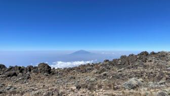 Blick von der Umbwe Route im Kilimandscharo Nationalpark auf den Mount Meru im Hintergrund