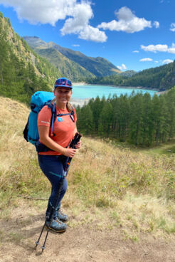 Bergwanderführerin Marie Kaiser Mit Bergsee im Hintergrund