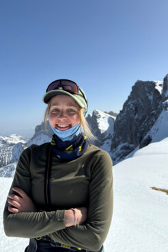 Bergwanderführerin Katharina Altmann blickt uns selbstbewusst durch die Kamera entgegen