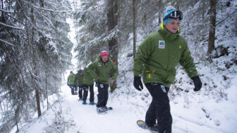 Eine Gruppe Schneeschuhwanderer wandert durch den Schnee