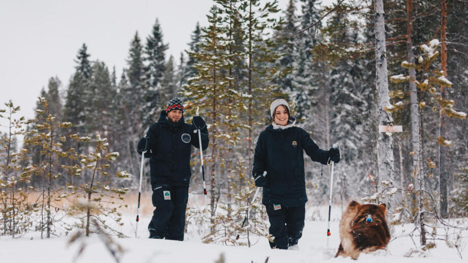 Zwei Wanderer gehen im Schnee