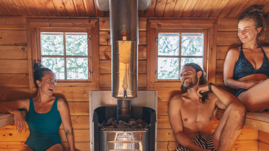 Drei junge Erwachsene in der Sauna