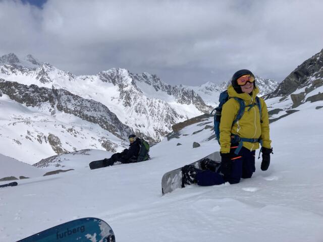 Splitboarderin bestaunt die Bergkulisse