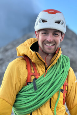 Bergführer Stefan Haller mit Seil über die Schulter und Lächeln im Gesicht