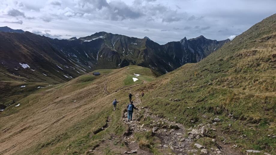 Wandergruppe auf herrlichen Panoramawege