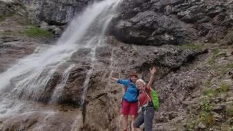 Wandergruppe am Wasserfall im Gemsteltal