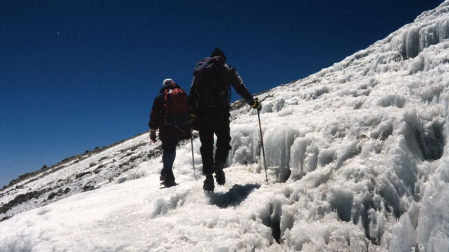 Zwei Bersteiger im Aufstieg durch Schnee und Eis zum Gipfel