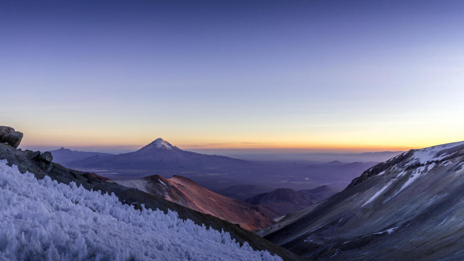 Aufstieg zum Nevado Atocango mit Büßereis im Vordergund