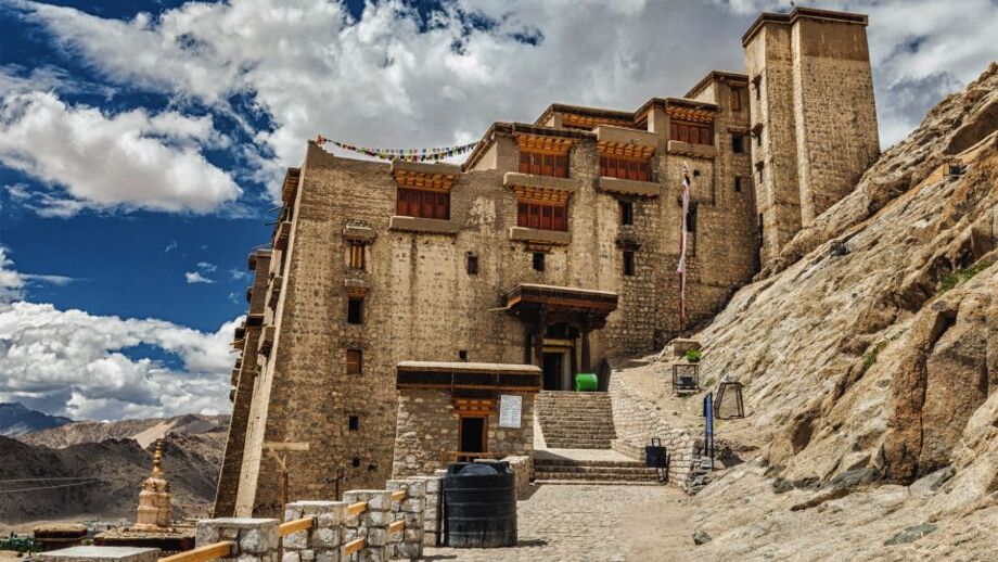 Buddhistisches Kloster und Chörten in Ladakh