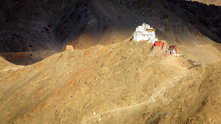 Buddhistisches Kloster Sankar in Ladakh in arider Landschaft