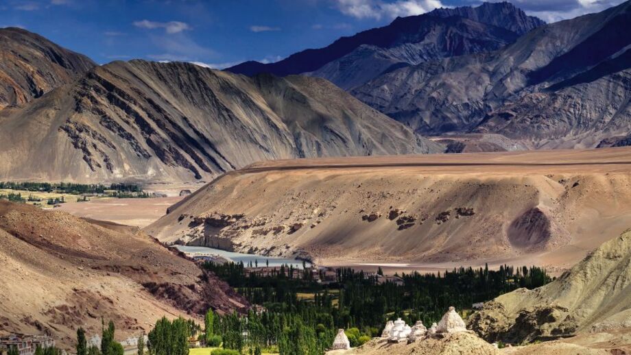 Grüne Oase in der ariden Hochgebirgslandschaft Ladakhs