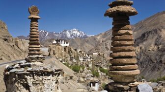 Zwei Chörten und Klosterburg von weißen Bergen in Ladakh