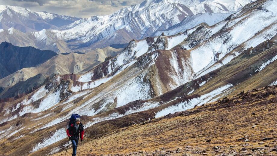 Bergwanderer im Aufstieg zu einem Pass