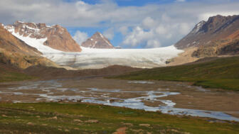 Ashutor-Gletscher mit umgebenden Felsgipfeln