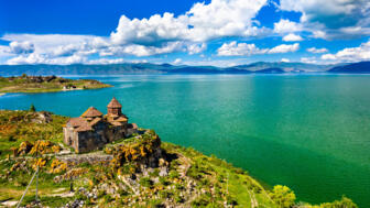Seevansee mit Kloste in Armenien