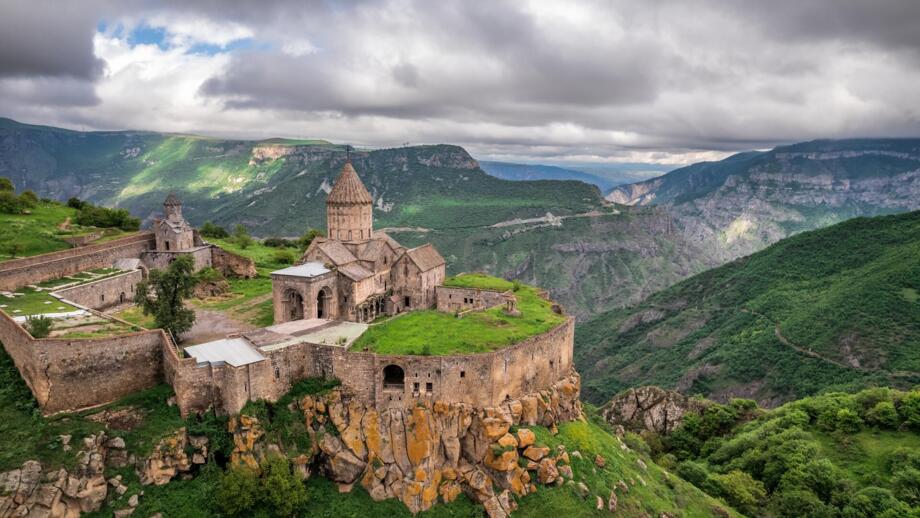 armenien-amlod-tatev-kloster-auf-einem-grossen-basaltplateau-nahe dem-dorf-tatev-shutterstock_2303800725.jpg