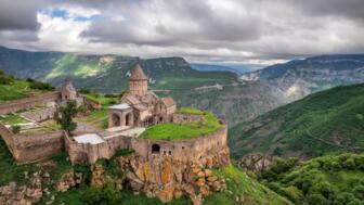 armenien-amlod-tatev-kloster-auf-einem-grossen-basaltplateau-nahe dem-dorf-tatev-shutterstock_2303800725.jpg