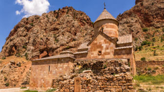 asien-armenien-amtop-scenic-novarank-monastery-famous-tourist-destination-shutterstock_720523789.jpg
