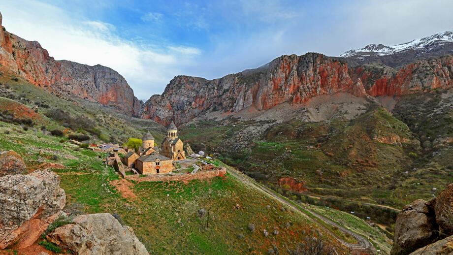 asien-armenien-amtop-kloster-noravank-region-vayots-dzor-shutterstock_2446825945.jpg