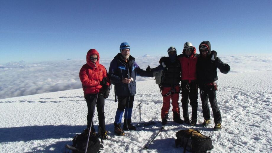 Eine Gruppe Wanderer auf dem Gipfel des Chimborazo