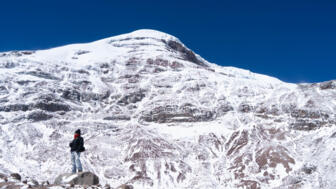 Wanderer auf dem Schneebedecktem Berg Chimborazo