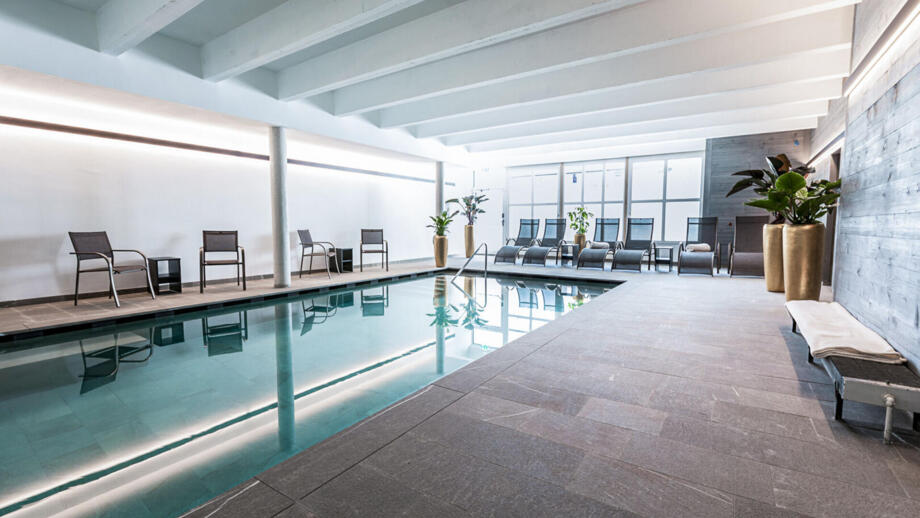 oesterreich-karwendel-innsbruck-shins-hoteligls-csm_pool_d6673ef7cc.jpg