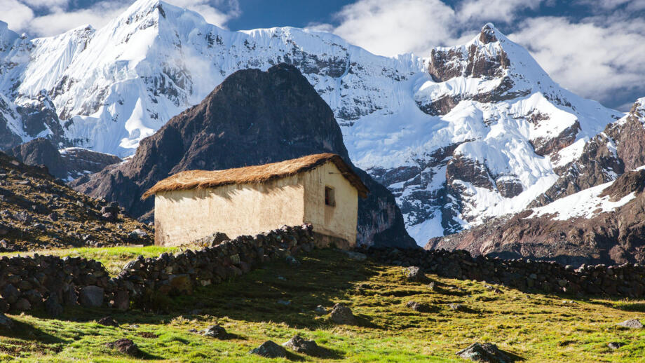 Bauerngehöft mit steinmauern vor Gletscer in der Cordillera Vilcanota