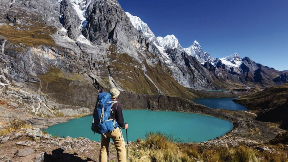 Wanderer vor Bergseen und mächtigen Bergen in der Cordillera Huayhuash