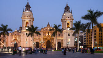 Belebter Platz mit der Kathedrale von Lima