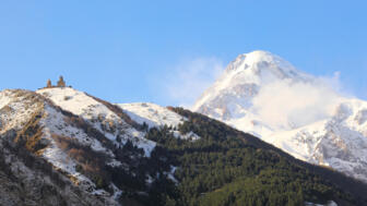 Fünftausender Kasbek in Georgien mit der Dreifaltigkeitskirche Gergeti