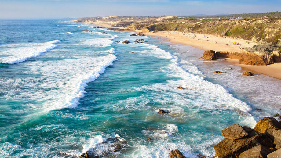 Brandung des Ozeans an der Westküste de Alentejo mit Sandstrand