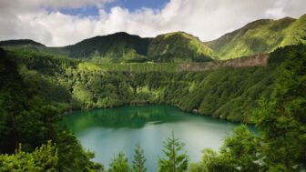 Bergsee Lagoa Fogo in grüner Landschaft