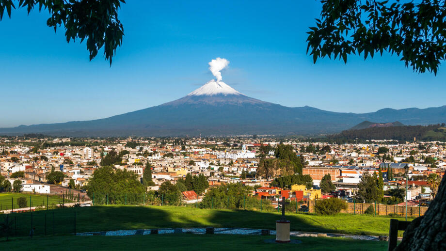 Vulkan Popocatepelt mir Rauchsäule, im vorderung die stadt Puebla