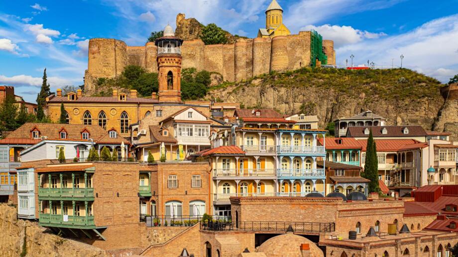 Ansicht der georgischen Hauptstadt Tbilissi im alten Häuserzeilen und Burg