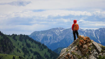 hoehenangst-abgrund-frau-berg-ausblick-shutterstock_554365090.jpg