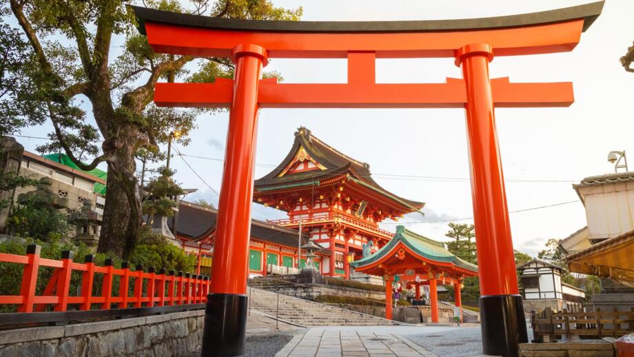 Überwiegend rot gehaltener Fushimi-Inari-Schrein in Kyoto mit pagodendächern