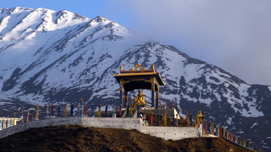 Blick auf eine buddhistische Statue im Annapurnagebirge